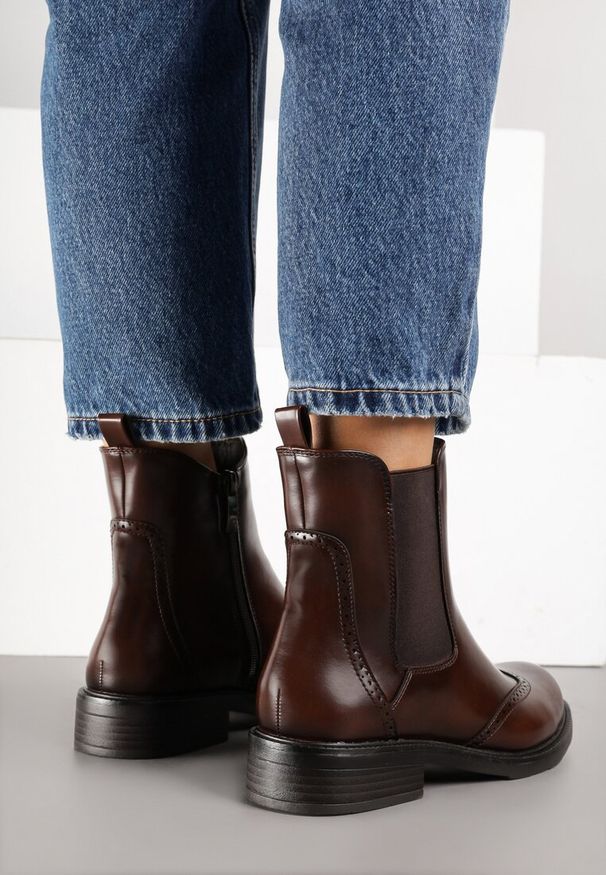 Born2be - Brązowe Klasyczne Botki Typu Sztyblety z Perforowanym Zdobieniem Tulivelle. Okazja: na co dzień. Kolor: brązowy. Materiał: jeans. Wzór: aplikacja. Sezon: jesień. Styl: klasyczny