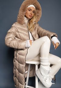 Renee - Beżowa Kurtka Płaszcz za Kolano z Pikowaniem i Odpinanym Kapturem Calarin. Kolor: beżowy. Materiał: zamsz, futro. Długość: długie. Sezon: zima. Styl: elegancki #2