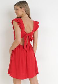 Born2be - Czerwona Rozkloszowana Sukienka Mini z Tkaniny Plumeti i Odkrytymi Plecami Caitadi. Typ kołnierza: kołnierz z falbankami. Kolor: czerwony. Materiał: tkanina. Styl: elegancki. Długość: mini #2