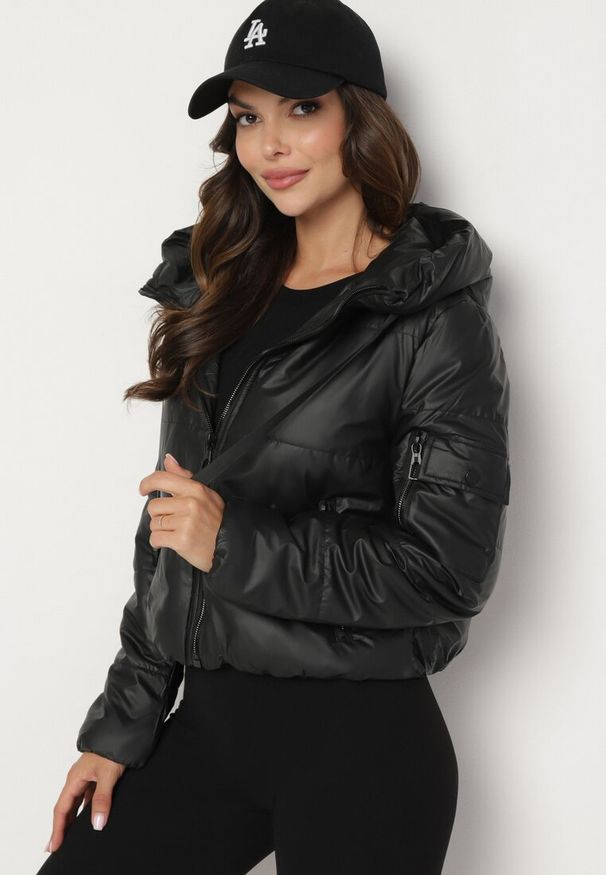 Born2be - Czarna Kurtka Puffer z Szerokim Pikowaniem i Kieszonką na Rękawie Meritrias. Okazja: na co dzień. Kolor: czarny. Materiał: jeans. Styl: elegancki, casual