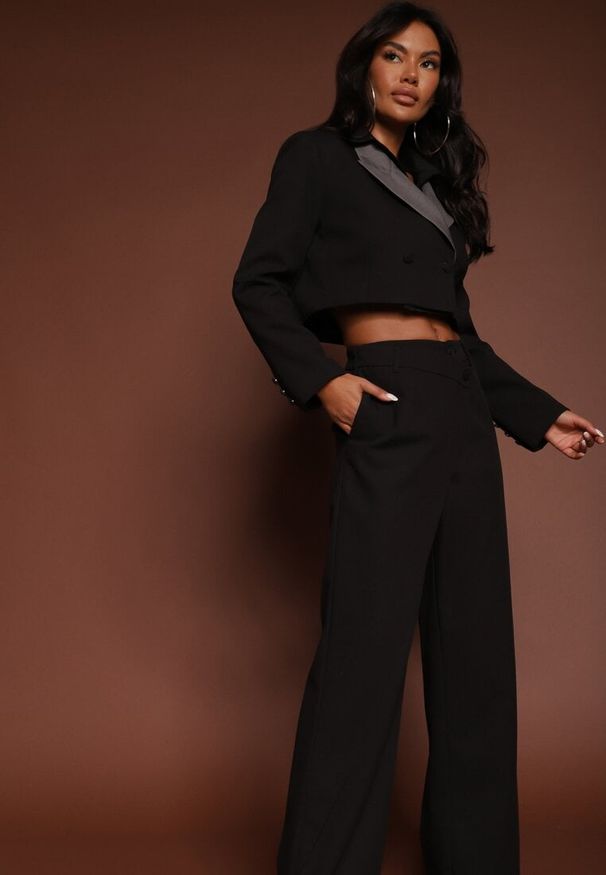 Renee - Czarny Komplet Garniturowy z Krótką Marynarką i Asymetrycznymi Spodniami Remilena. Kolor: czarny. Wzór: aplikacja
