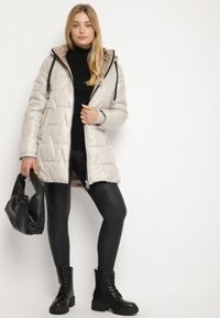 Born2be - Beżowa Pikowana Kurtka o Prostym Kroju z Kapturem Nileria. Okazja: na spotkanie biznesowe, do pracy, na co dzień. Typ kołnierza: kaptur. Kolekcja: plus size. Kolor: beżowy. Materiał: jeans, poliester, dzianina. Styl: biznesowy, casual #5