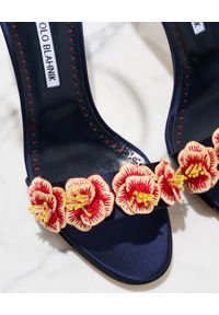 MANOLO BLAHNIK - Granatowe sandały z kwiatami Raos. Zapięcie: pasek. Kolor: niebieski. Wzór: kwiaty #4