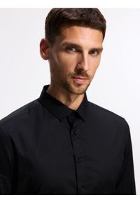Reserved - Gładka koszula slim fit - czarny. Kolor: czarny. Materiał: tkanina, bawełna. Wzór: gładki