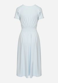 Born2be - Jasnoniebieska Taliowana Sukienka z Dekoltem na Zakładkę Quimadea. Okazja: na spotkanie biznesowe. Kolor: niebieski. Materiał: materiał. Wzór: aplikacja. Styl: elegancki, biznesowy #6