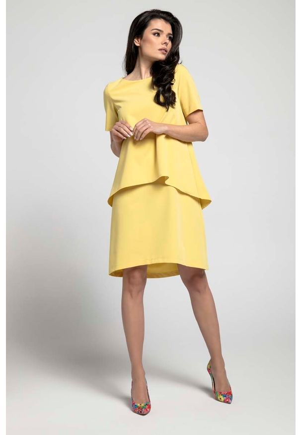 Nommo - Żółta Trapezowa Sukienka z Asymetryczną Nakładką. Kolor: żółty. Materiał: poliester, wiskoza. Typ sukienki: asymetryczne, trapezowe