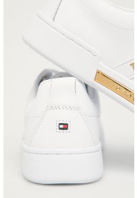 TOMMY HILFIGER - Tommy Hilfiger - Buty. Nosek buta: okrągły. Zapięcie: sznurówki. Kolor: biały. Materiał: syntetyk, materiał, skóra ekologiczna, guma. Szerokość cholewki: normalna. Obcas: na obcasie. Wysokość obcasa: średni, niski #2