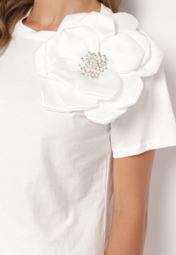 Born2be - Biała Bawełniana Bluzka z Kwiatową Aplikacją i Cyrkoniami Quavia. Okazja: na co dzień, do pracy. Kolor: biały. Materiał: bawełna. Długość rękawa: krótki rękaw. Długość: krótkie. Wzór: aplikacja, kwiaty. Styl: casual, elegancki