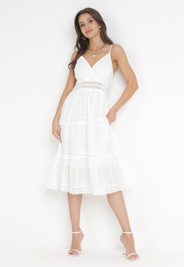 Born2be - Biała Sukienka Haftowana z Falbanką Heletha. Kolor: biały. Materiał: tkanina. Długość rękawa: na ramiączkach. Wzór: haft. Typ sukienki: kopertowe. Długość: midi