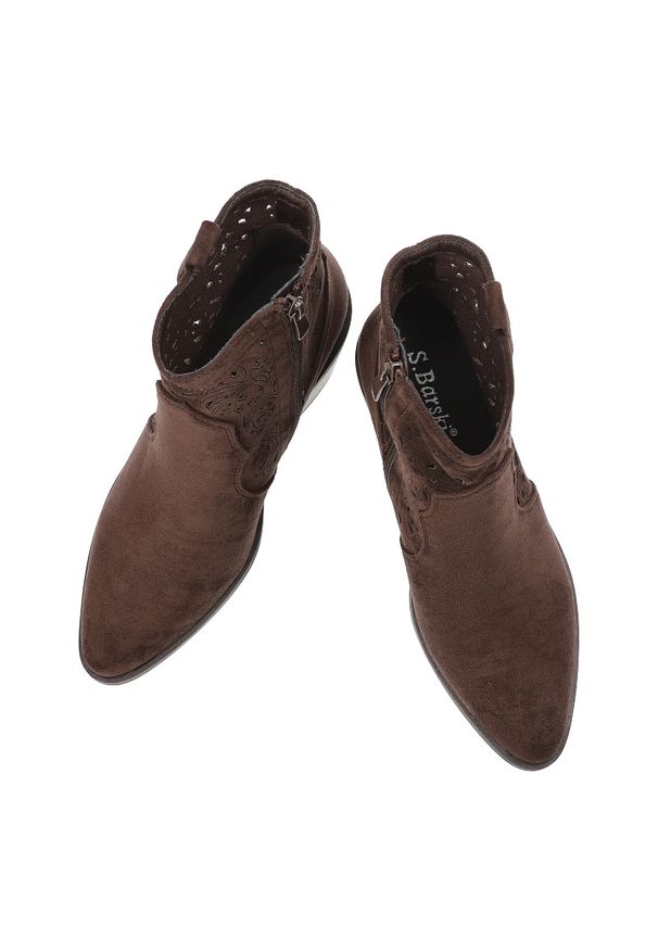 Botki damskie S.Barski, cholewka materiałowa ażurowa niski obcas lekka forma, brązowe, HY61-8009. Okazja: na co dzień. Kolor: brązowy. Materiał: materiał. Szerokość cholewki: normalna. Wzór: ażurowy. Obcas: na obcasie. Styl: casual, elegancki, klasyczny. Wysokość obcasa: niski