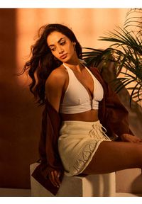 Sinsay - Swetrowa spódnica mini z wiązaniem - kremowy. Kolor: kremowy #1