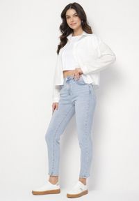 Born2be - Jasnoniebieskie Bawełniane Jeansy o Dopasowanym Kroju z Wysokim Stanem Sesiela. Okazja: na co dzień. Stan: podwyższony. Kolor: niebieski. Styl: elegancki, casual #7