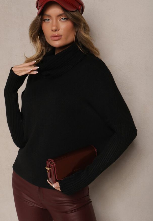 Renee - Czarny Golf z Kieszeniami z Dzianiny z Wiskozą Lannorella. Okazja: na co dzień. Typ kołnierza: golf. Kolor: czarny. Materiał: dzianina, wiskoza. Długość rękawa: długi rękaw. Długość: długie. Wzór: aplikacja. Styl: casual