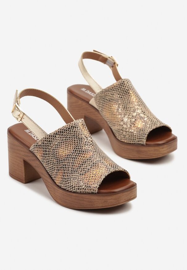 Born2be - Złote Sandały na Platformie i Obcasie z Tłoczoną Cholewką Toliessa. Okazja: na co dzień. Zapięcie: pasek. Kolor: złoty. Materiał: jeans. Obcas: na obcasie. Styl: elegancki, casual. Wysokość obcasa: średni