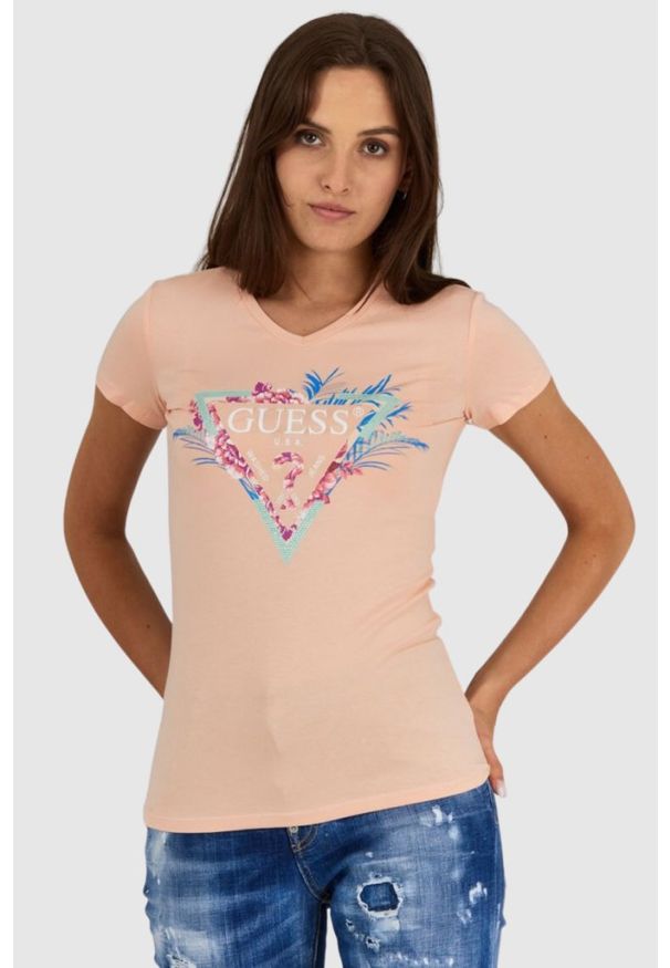 Guess - GUESS Brzoskwiniowy t-shirt damski z logo z liśćmi i cyrkoniami. Typ kołnierza: dekolt w serek. Kolor: pomarańczowy. Materiał: bawełna. Wzór: kwiaty