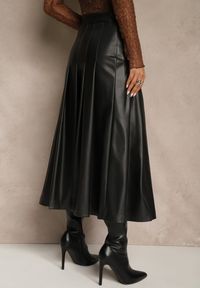 Renee - Czarna Plisowana Spódnica z Imitacji Skóry o Rozkloszowanym Kroju Tusdera. Okazja: na co dzień. Kolor: czarny. Materiał: skóra. Styl: casual, elegancki #2