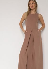 Born2be - Ciemnobeżowy Elegancki Kombinezon z Ozdobnymi Zakładkami Zellysha. Okazja: na co dzień, na spotkanie biznesowe. Kolor: beżowy. Wzór: aplikacja. Styl: elegancki #3