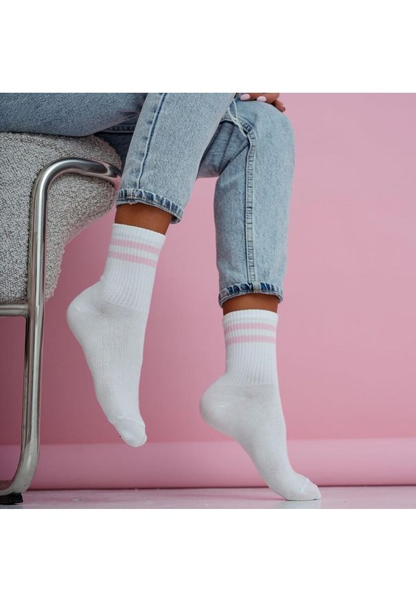 Milena - Białe skarpetki damskie dwa paski 1233 pn. Kolor: biały. Materiał: elastan, bawełna, poliamid, materiał. Wzór: paski