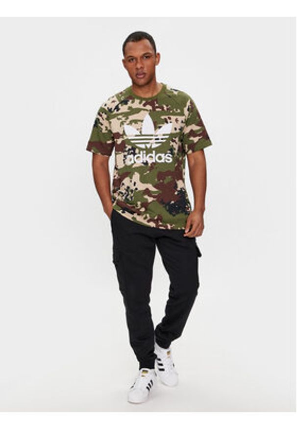Adidas - adidas T-Shirt Camo IS0215 Zielony Regular Fit. Kolor: zielony. Materiał: bawełna