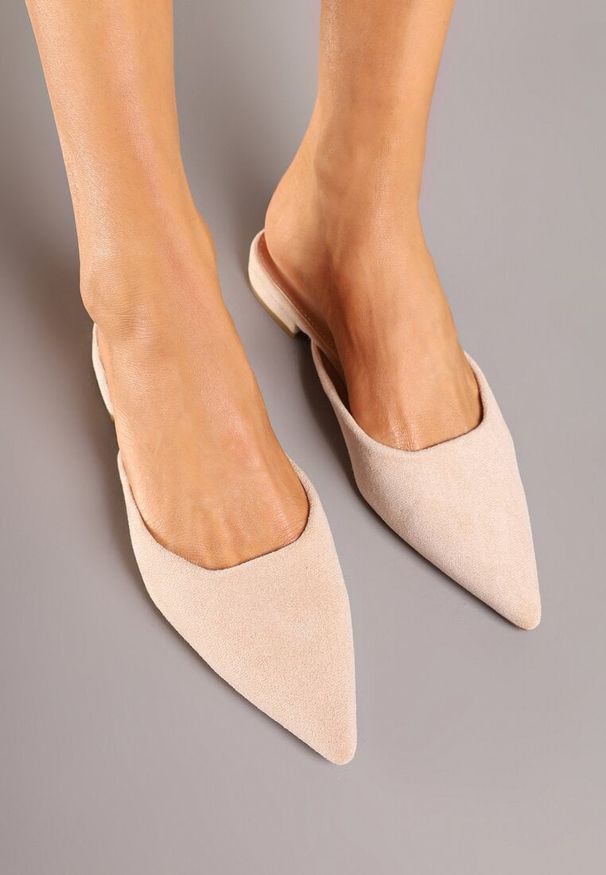 Born2be - Beżowe Eleganckie Klapki Mule ze Szpiczastym Noskiem Derraza. Okazja: na co dzień. Nosek buta: szpiczasty. Kolor: beżowy. Materiał: jeans. Sezon: lato, wiosna. Obcas: na obcasie. Styl: elegancki. Wysokość obcasa: niski