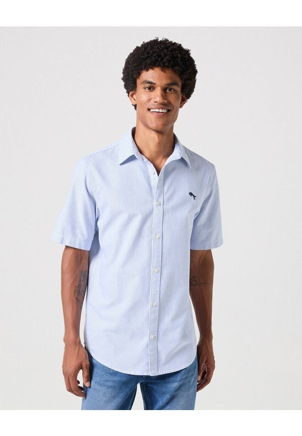 Wrangler - WRANGELR SS SHIRT MĘSKA KOSZULA Z KRÓTKIM RĘKAWEM BLUE STRIPE 112350486. Długość rękawa: krótki rękaw. Długość: krótkie