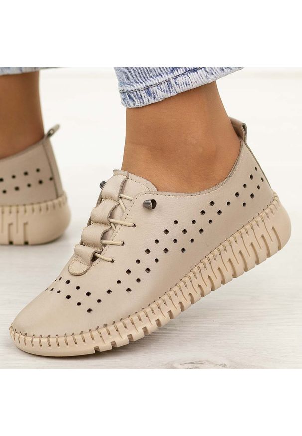 Szare ażurowe skórzane półbuty damskie T.Sokolski 4001. Okazja: na co dzień. Nosek buta: okrągły. Kolor: szary. Materiał: skóra. Szerokość cholewki: normalna. Wzór: ażurowy. Sezon: jesień, wiosna, lato. Styl: klasyczny, casual