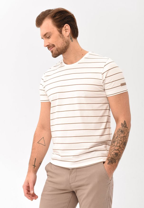 Volcano - T-shirt w paski T-ALLY. Okazja: na co dzień. Kolor: biały. Materiał: bawełna, jeans, materiał. Długość rękawa: krótki rękaw. Długość: krótkie. Wzór: paski. Styl: klasyczny, casual
