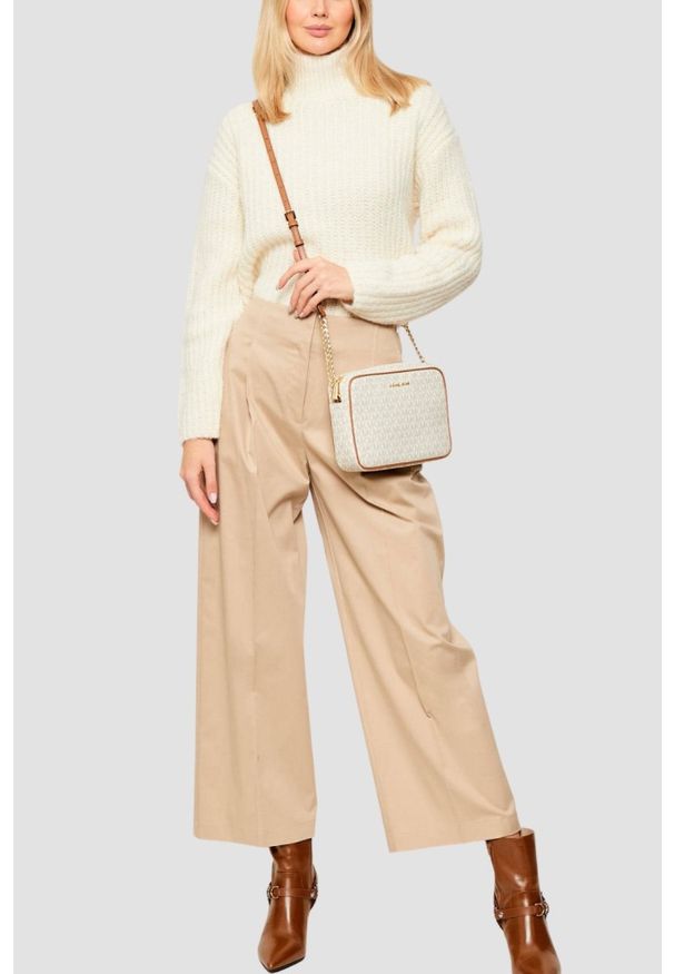 Michael Kors - MICHAEL KORS Biała listonoszka z monogramem. Kolor: biały. Styl: casual, elegancki