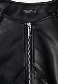 Born2be - Czarna Kurtka Ramoneska Taliowana bez Kołnierzyka w Motocyklowym Stylu Nelaswenna. Okazja: na co dzień. Typ kołnierza: bez kołnierzyka. Kolor: czarny. Materiał: jeans, poliester. Wzór: gładki. Styl: casual, elegancki #7