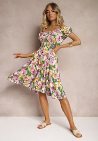 Renee - Zielono-Różowa Taliowana Sukienka z Bawełny Wykończona Gumką w Talii i Guzikami Nelianne. Kolor: zielony. Materiał: bawełna. Sezon: lato #5