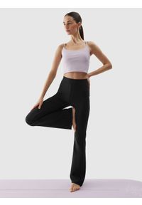 4f - Spodnie do jogi szybkoschnące damskie - czarne. Stan: podwyższony. Kolor: czarny. Materiał: syntetyk, prążkowany, elastan, materiał, włókno, dzianina. Długość: do kostek. Wzór: jednolity, prążki. Sport: joga i pilates #1