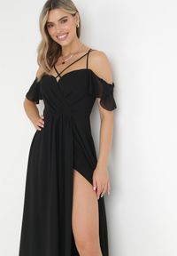 Born2be - Czarna Maxi Sukienka o Rozkloszowanym Fasonie na Cienkich Skrzyżowanych Ramiączkach Hendina. Okazja: na ślub cywilny, na wesele, na imprezę. Typ kołnierza: dekolt hiszpanka. Kolor: czarny. Długość rękawa: na ramiączkach. Typ sukienki: rozkloszowane. Długość: maxi #2