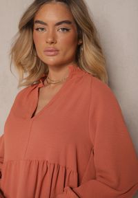 Renee - Pomarańczowa Rozkloszowana Sukienka Mini z Falbankami Atercja. Okazja: na co dzień. Typ kołnierza: kołnierz z falbankami. Kolor: pomarańczowy. Wzór: aplikacja. Styl: casual. Długość: mini #5