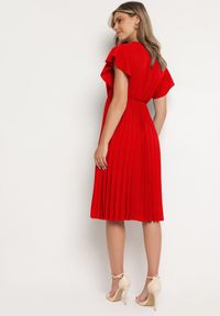 Born2be - Czerwona Sukienka Plisowana o Rozkloszowanym Fasonie i Trójkątnym Dekolcie Rissara. Okazja: na spotkanie biznesowe. Kolor: czerwony. Materiał: materiał. Długość rękawa: krótki rękaw. Typ sukienki: plisowane. Styl: biznesowy #3