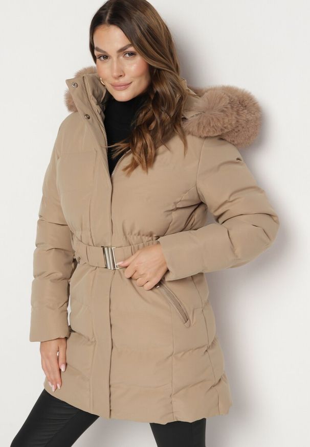 Born2be - Ciemnobeżowa Pikowana Kurtka z Paskiem w Talii i Kapturem Daicy. Okazja: na co dzień. Kolor: beżowy. Materiał: jeans. Styl: klasyczny, casual, elegancki
