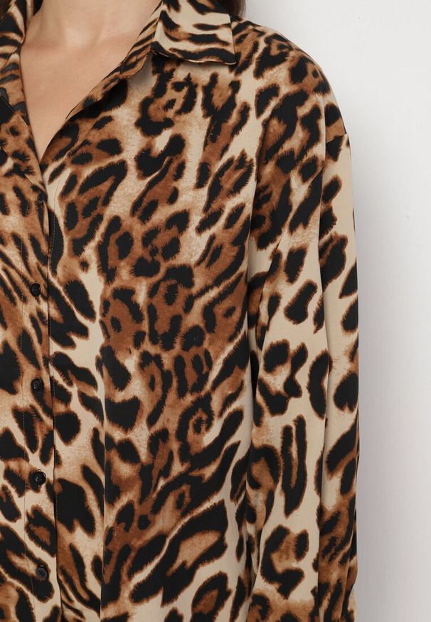 Born2be - Brązowo-Czarna Koszula o Kroju Oversize w Panterkę Sihanis. Okazja: na co dzień. Typ kołnierza: kołnierzyk klasyczny. Kolor: brązowy. Materiał: jeans. Długość rękawa: długi rękaw. Długość: długie. Wzór: motyw zwierzęcy. Styl: elegancki, klasyczny, casual