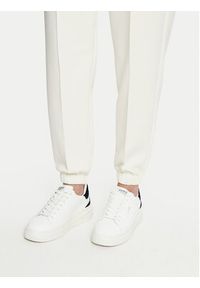 Guess Spodnie dresowe V5RB11 KCAY2 Écru Regular Fit. Materiał: syntetyk