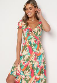 Born2be - Zielona Wiskozowa Sukienka w Kwiaty z Wiązaniem przy Dekolcie i Falbanką Meviera. Okazja: na co dzień, na randkę, na spacer. Kolor: zielony. Materiał: wiskoza. Wzór: kwiaty. Sezon: lato. Styl: casual #3