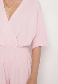 Born2be - Jasnoróżowy Kopertowy Kombinezon z Gumką w Talii i Szerokimi Nogawkami Vimashea. Okazja: na co dzień. Kolor: różowy. Styl: elegancki, casual #4