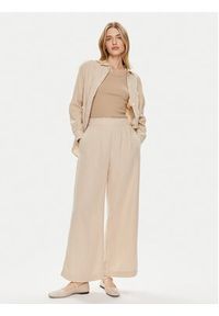 GAP - Gap Spodnie materiałowe 855967-01 Beżowy Relaxed Fit. Kolor: beżowy. Materiał: bawełna
