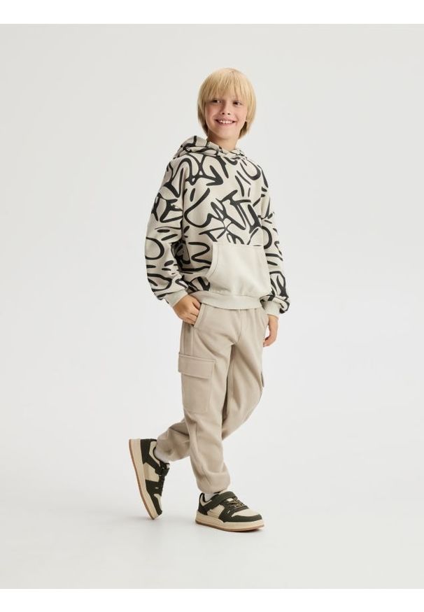 Reserved - Spodnie jogger cargo - beżowy. Kolor: beżowy. Materiał: dzianina, bawełna