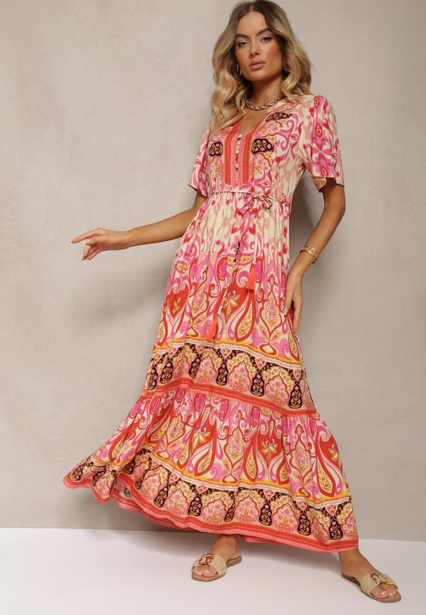 Renee - Czerwona Boho Sukienka z Wiskozy z Ozdobnymi Guzikami i Cienkim Paskiem w Talii Dimosia. Okazja: na co dzień. Typ kołnierza: dekolt w kształcie V. Kolor: czerwony. Materiał: wiskoza. Sezon: lato. Typ sukienki: proste. Styl: boho