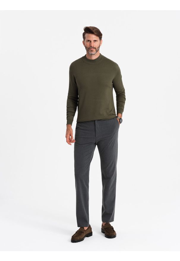 Ombre Clothing - Półgolf dzianinowy męski z wiskozą – ciemnooliwkowy V7 - Rozmiar: XL. Okazja: na co dzień. Kolor: kremowy. Materiał: wiskoza, dzianina. Wzór: gładki, jednolity. Styl: klasyczny, casual, elegancki