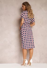 Renee - Granatowa Kopertowa Sukienka Wiązana w Pasie w Geometryczny Wzór Aphrosia. Kolor: niebieski. Wzór: geometria. Typ sukienki: kopertowe