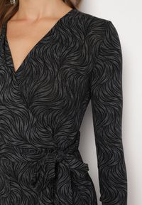 Born2be - Czarny Kombinezon z Wiskozą o Kopertowym Kroju z Paskiem Zdobiony Metaliczną Nicią Loradi. Okazja: na co dzień. Kolor: czarny. Materiał: wiskoza. Długość rękawa: długi rękaw. Długość: długie. Wzór: aplikacja. Styl: casual, elegancki #5
