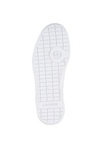 Lacoste - LACOSTE - Białe sneakersy z wyhaftowanym logo Carnaby Evo BL 1. Kolor: biały. Materiał: jeans. Wzór: napisy, aplikacja. Model: Lacoste Carnaby Evo #4