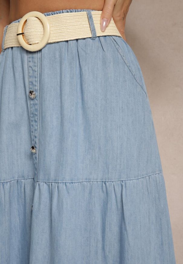 Renee - Niebieska Jeansowa Spódnica z Bawełny o Rozkloszowanym Kroju z Paskiem i Guziczkami Nattenira. Okazja: na co dzień. Kolor: niebieski. Materiał: bawełna, jeans. Styl: elegancki, casual