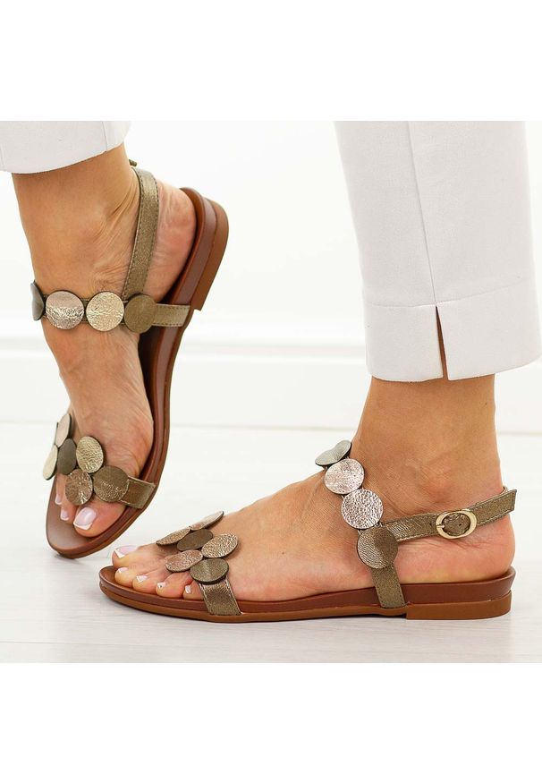 Brązowo złote płaskie sandały damskie M.Daszyński 1958-1. Okazja: na spacer, na co dzień. Kolor: brązowy. Materiał: skóra. Sezon: wiosna, lato. Styl: casual, elegancki, klasyczny, wakacyjny