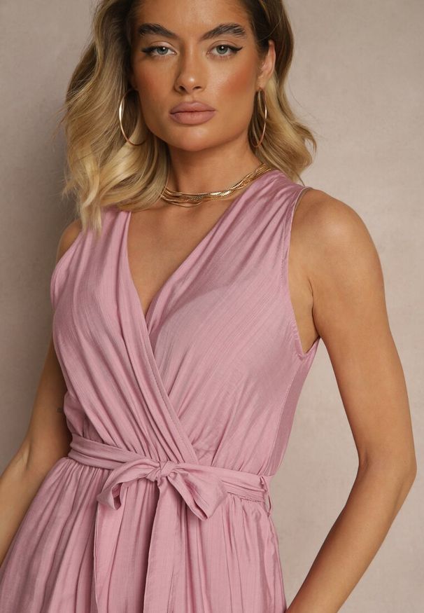 Renee - Fioletowy Kombinezon Taliowany z Wiskozą Ozdobiony Paskiem Evintria. Okazja: na co dzień. Kolor: fioletowy. Materiał: wiskoza. Wzór: aplikacja. Styl: elegancki, klasyczny, casual