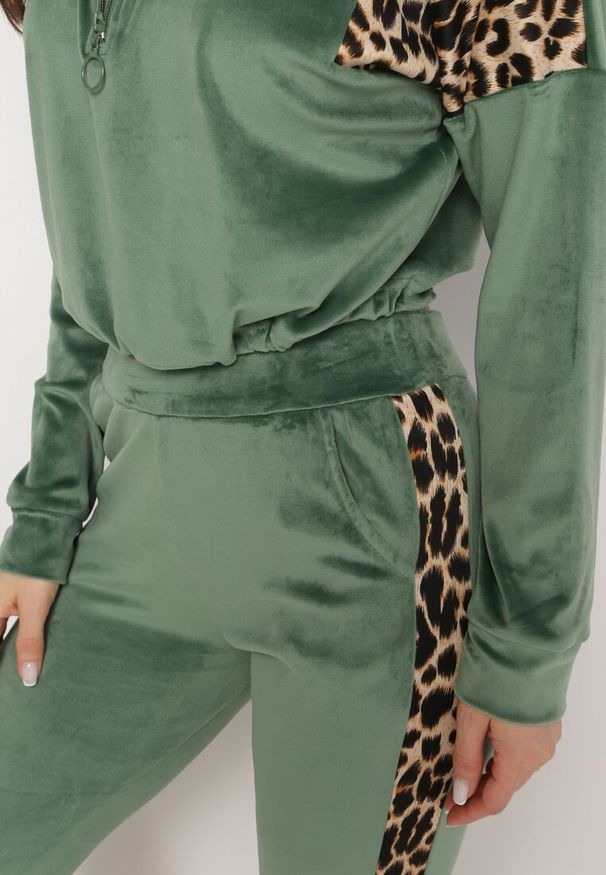 Born2be - Zielony Welurowy Komplet Dresowy Krótka Bluza i Spodnie z Wstawkami w Cętki Kilima. Kolor: zielony. Materiał: welur, dresówka. Wzór: aplikacja